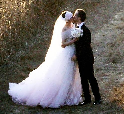 anne hathaway wedding