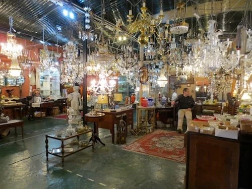 Antiques_in_San_Telmo,_Buenos_Aires_Compressed