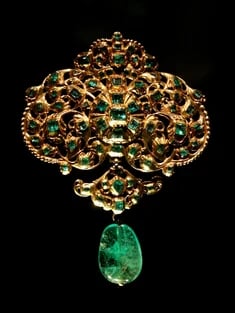 Spanish_jewellery-Gold_and_emerald_pendant_at_VAM-01