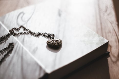 Incorporating the art of beautiful vintage jewelry Incorporating the art of beautiful vintage jewelry