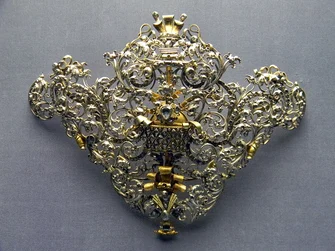 18th_century_portuguese_devant_de_corsage_or_stomacher_made_of_gold,_silver,_and_diamonds,_National_Museum_of_Ancient_Art