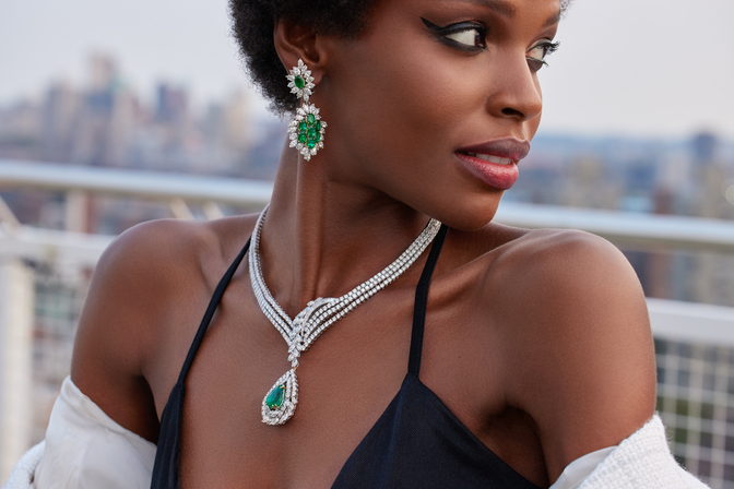 Selling Fashionable Woman Jewelry
