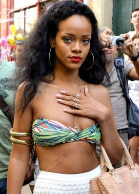 Rihanna_body_chain